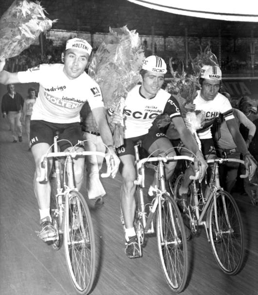 Giro d&#39;Italia 1974, giro d&#39;onore al Vigorelli per i primi tre classificati: Merckx, Baronchelli e Gimondi